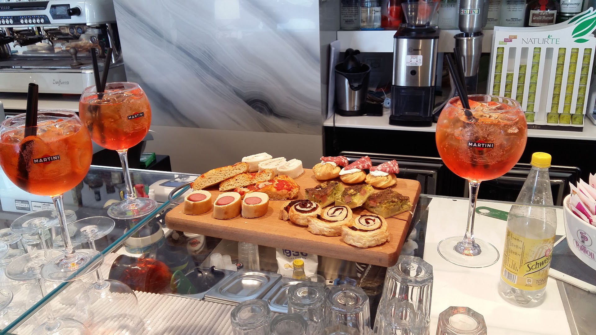 Absolut Lounge Bar