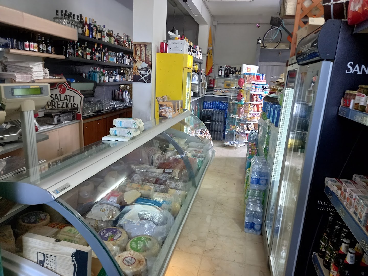 Al Bivio Wine bar restaurant "Mini Market"