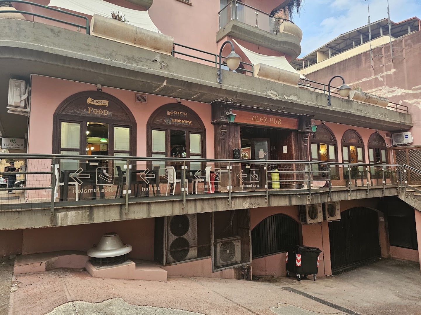 Alex pub, Iglesias