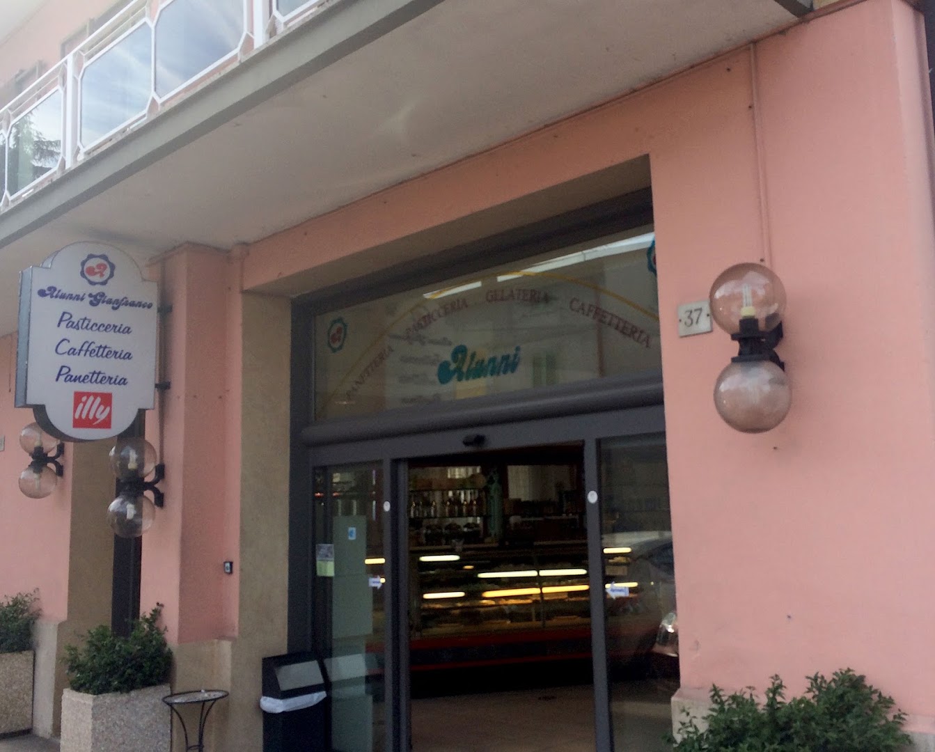 Alunni - Bar Pasticceria Panetteria