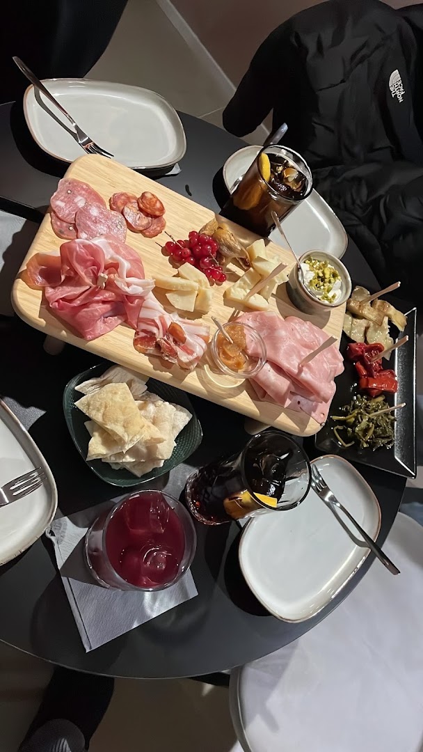 Amata Lounge Bar B & B