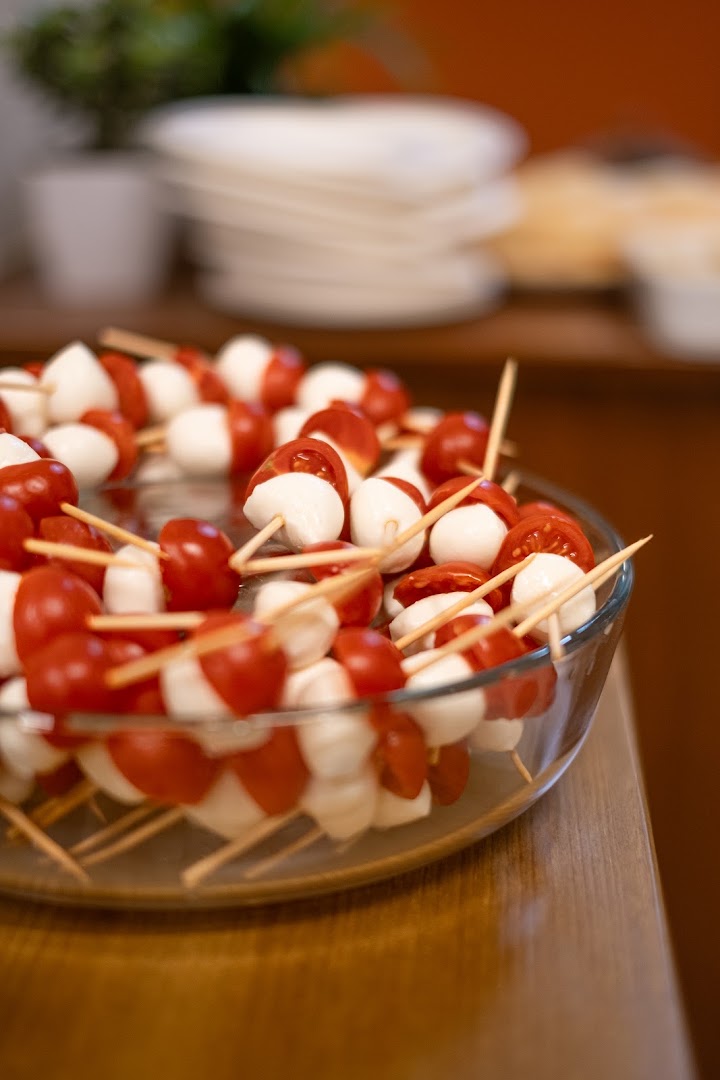 AMÒKÉ | Bar caffetteria | Colazioni | Pranzi | Aperitivi | Sala per eventi | Cortile all'aperto