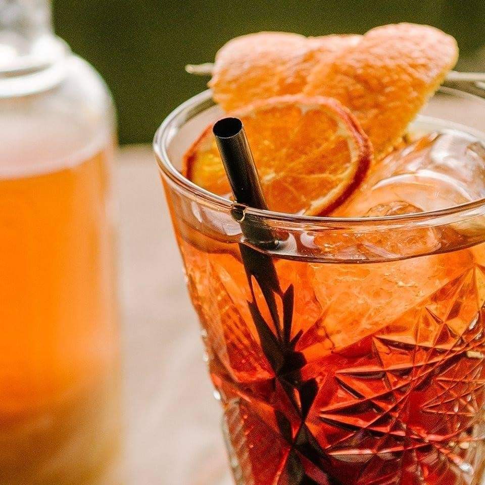 AMÒKÉ | Bar caffetteria | Colazioni | Pranzi | Aperitivi | Sala per eventi | Cortile all'aperto