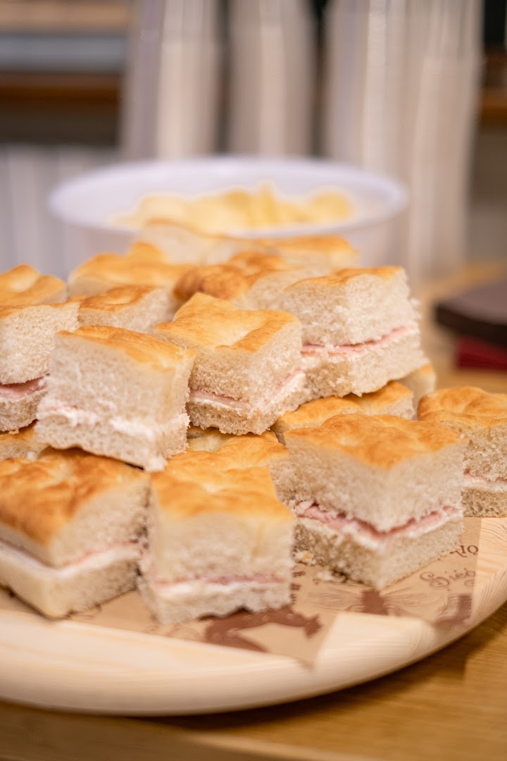 AMÒKÉ | Bar caffetteria | Colazioni | Pranzi | Aperitivi | Sala per eventi | Cortile all'aperto