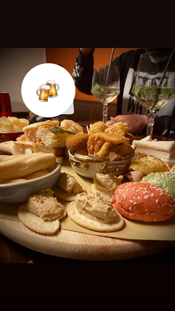 AMÒKÉ | Bar caffetteria | Colazioni | Pranzi | Aperitivi | Sala per eventi | Cortile all'aperto