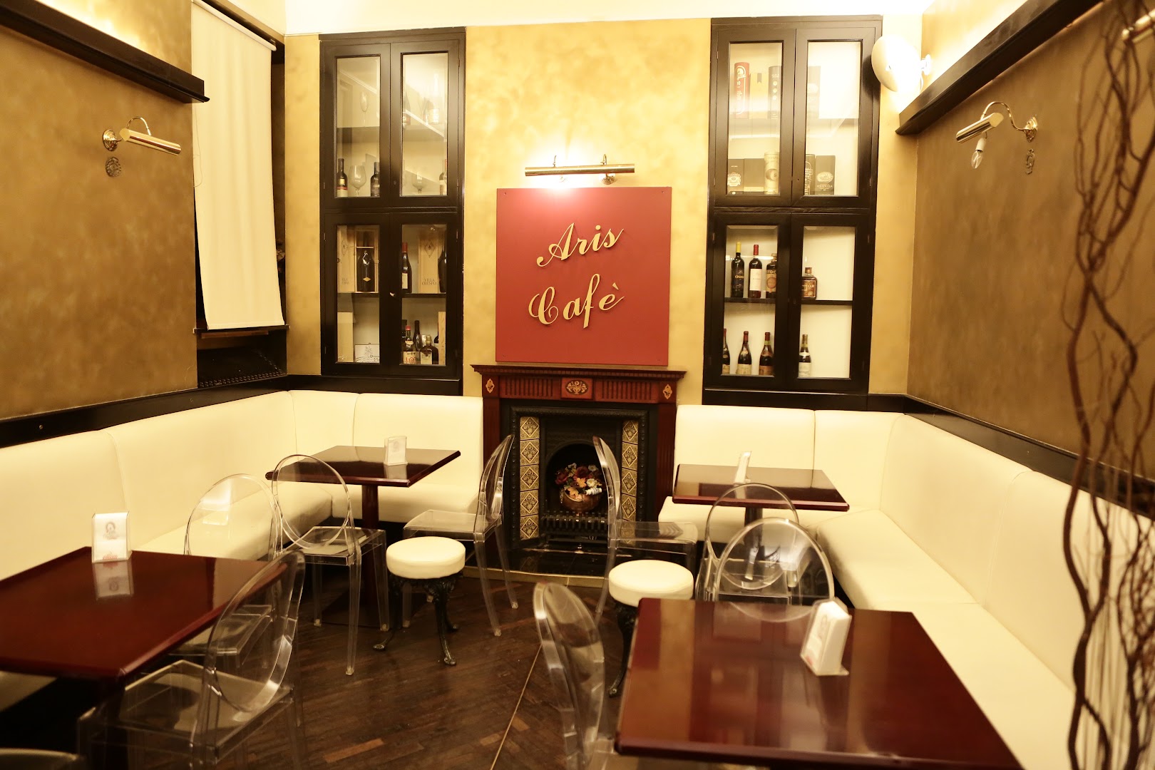 Aris Café