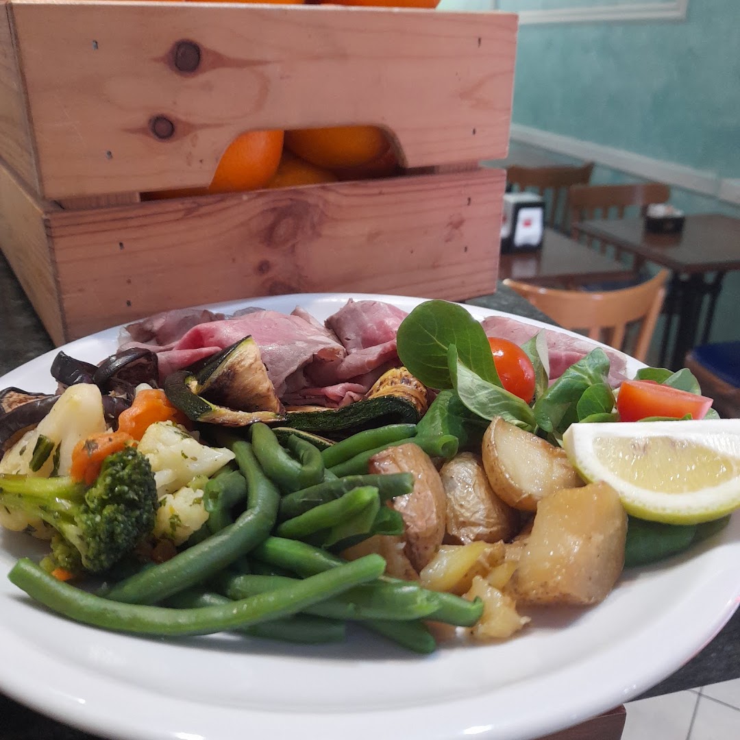 Avenue Cafè Food and Drink