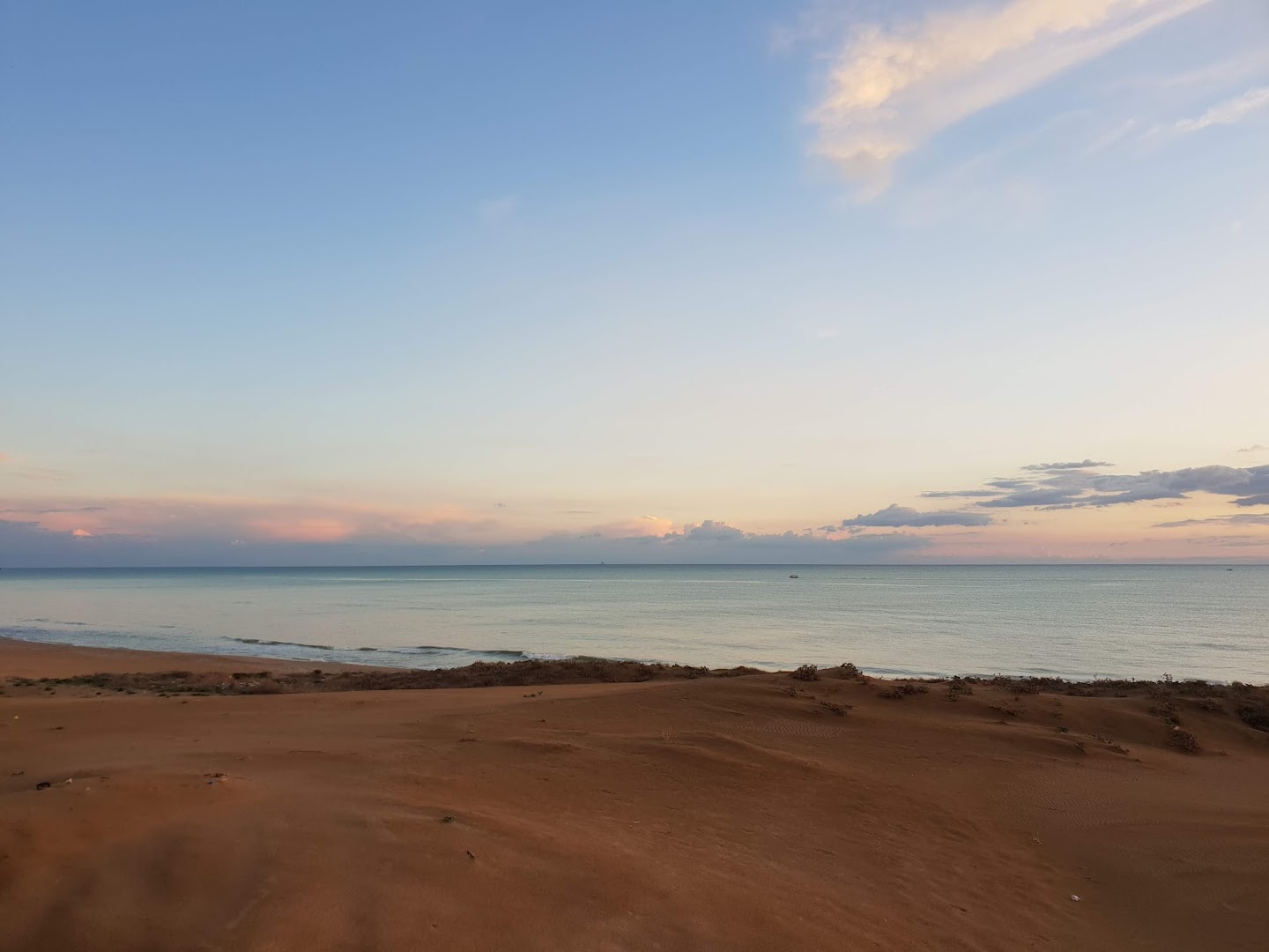 B Cool Beach, Gela