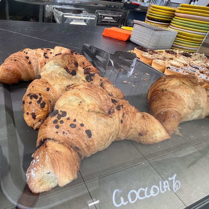 B8 Food & Cars