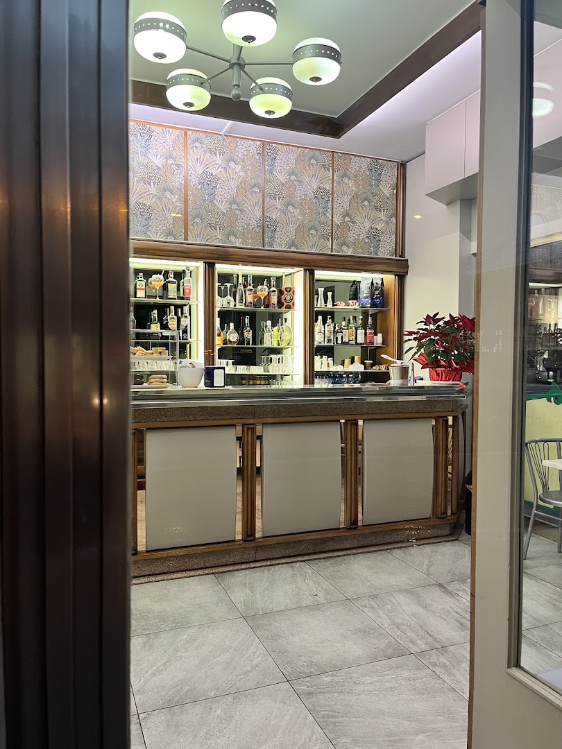 Bar Adriana, Bardi