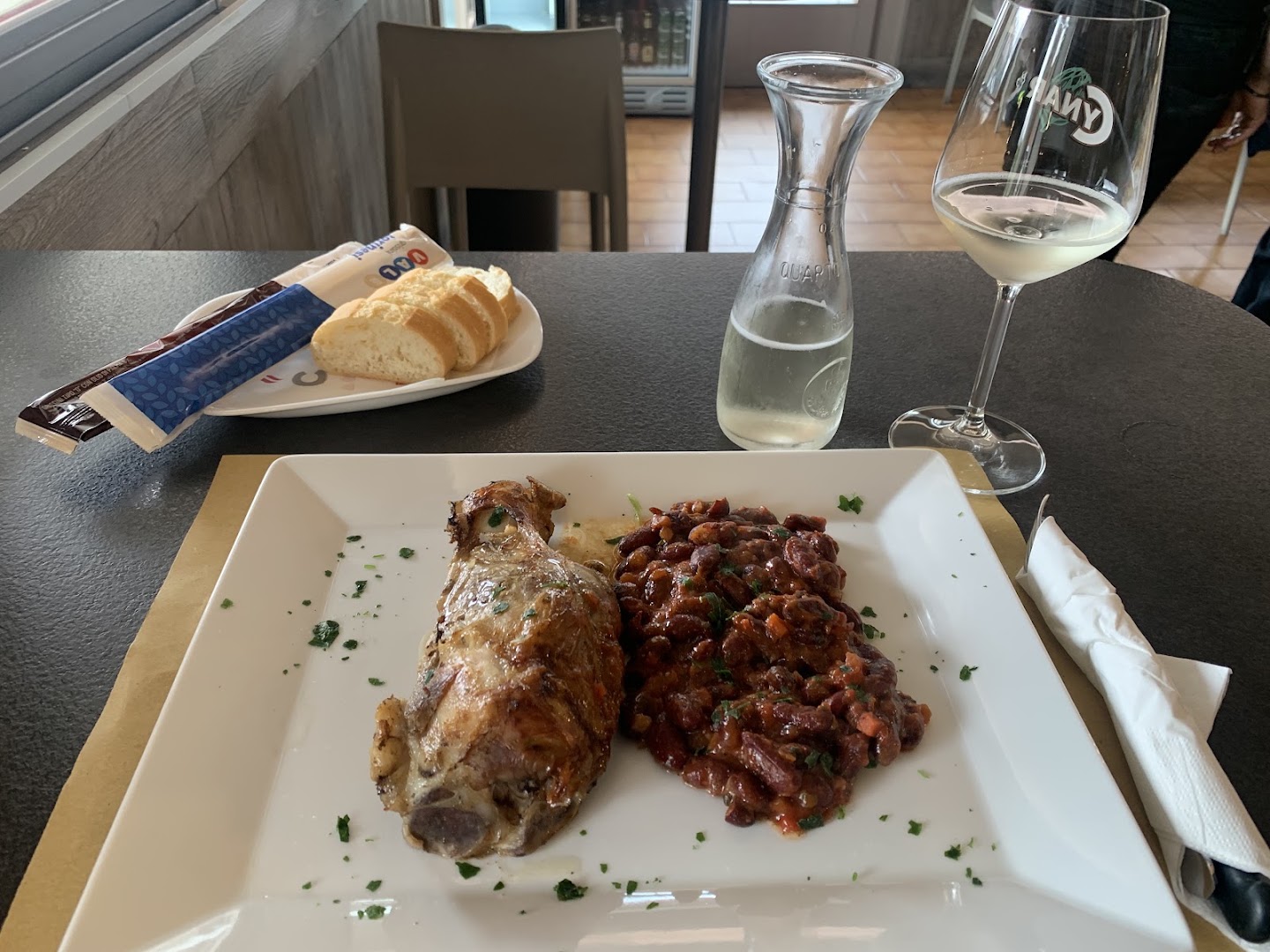 Bar Al Cigno Bianco, Paese