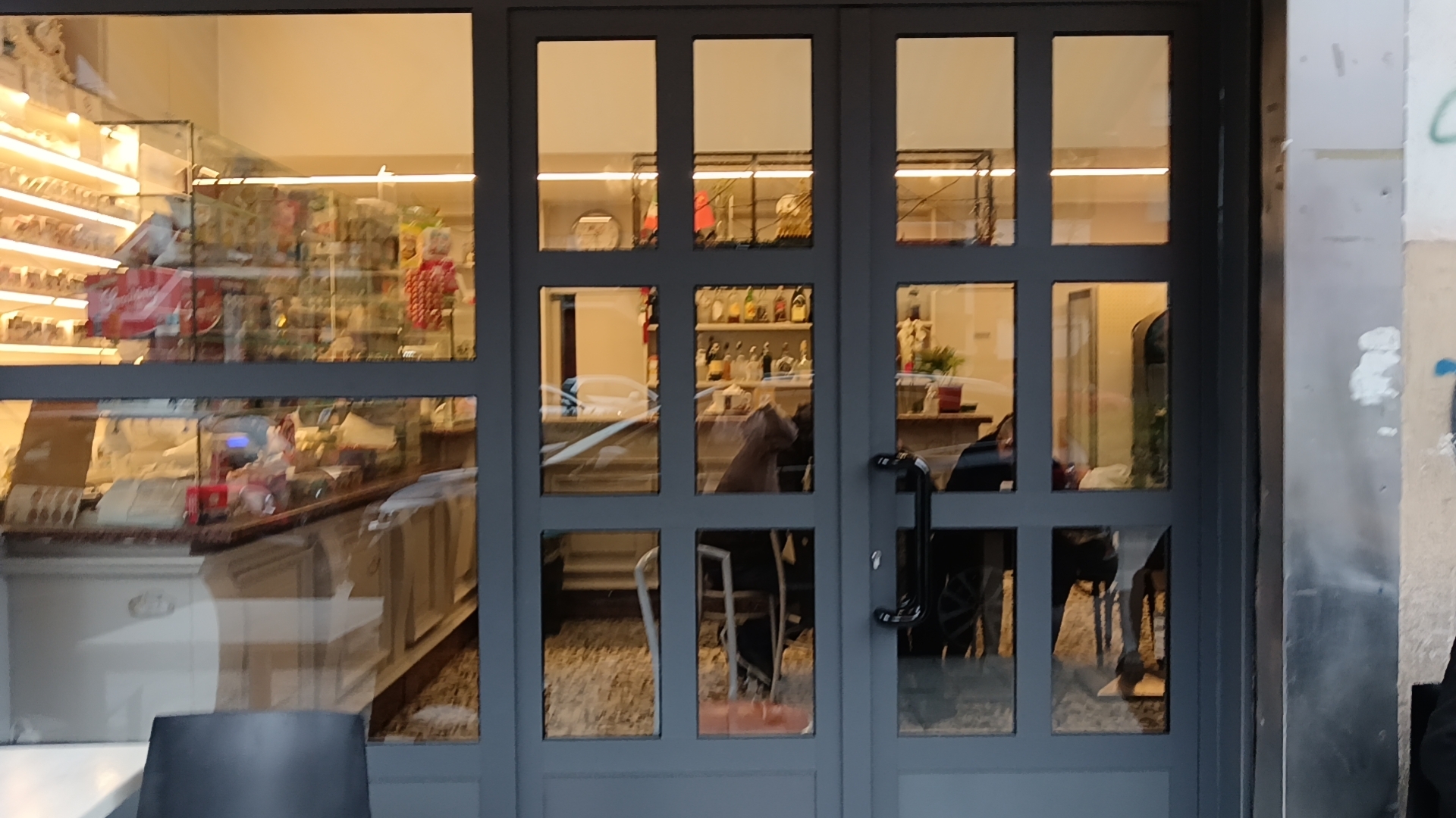 Bar Caffetteria Gelati di Li Sujiao - Partner Elfbar Lost Mary, Milano