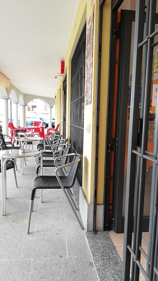 Bar della Piazza di Lin Weifa, Garlasco