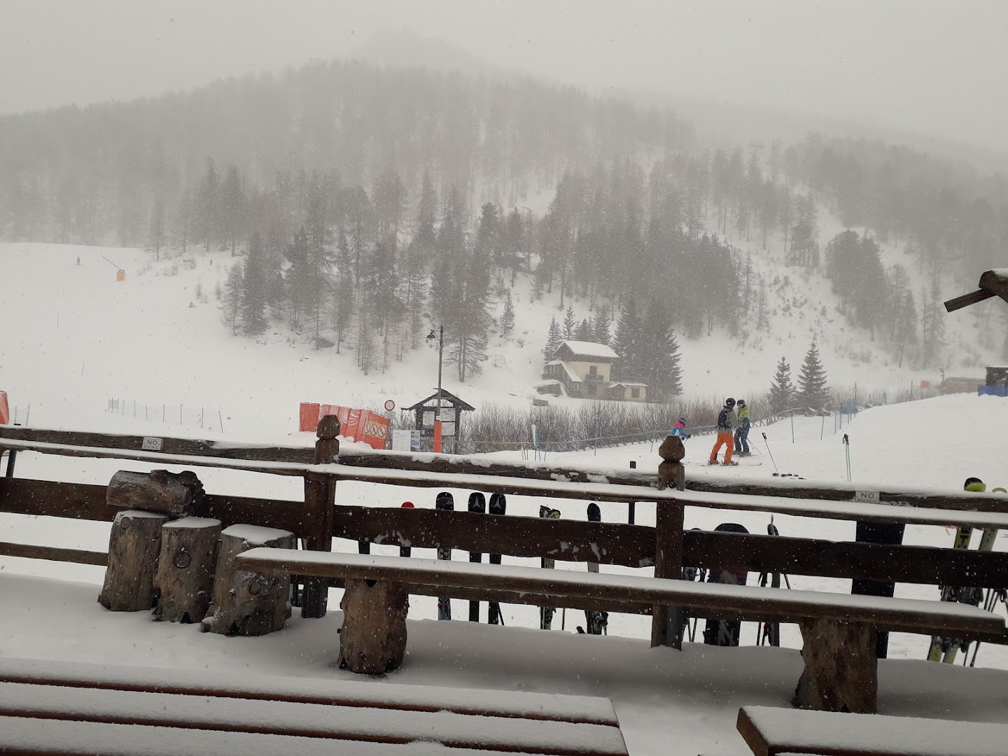 Bar e Noleggio Ski Lodge, Claviere