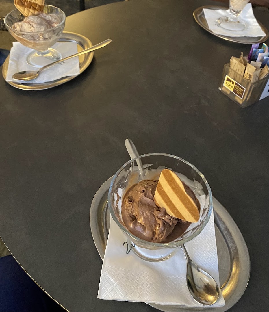 Bar Eissalon Cafe