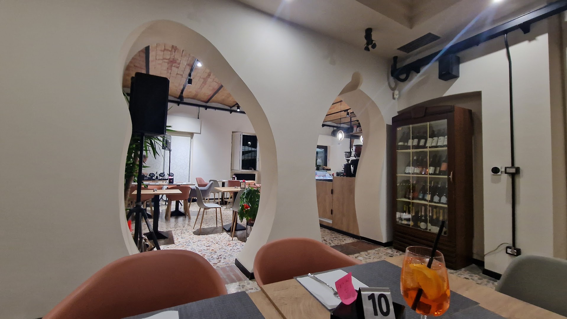 Bar Face To Face