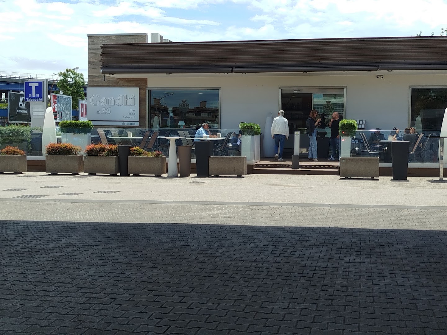 Bar Gandhi al 26