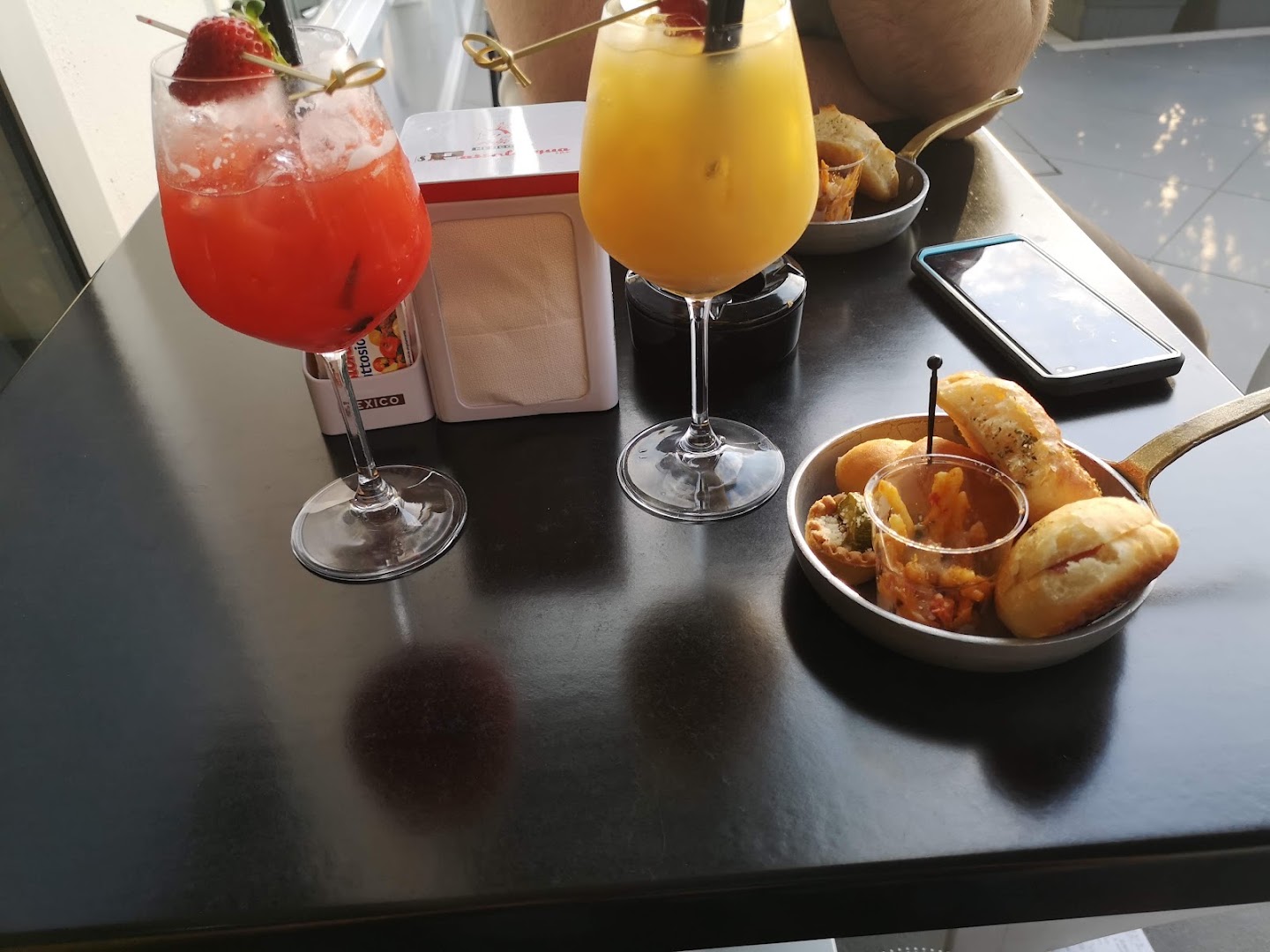 Bar gusto drink and food