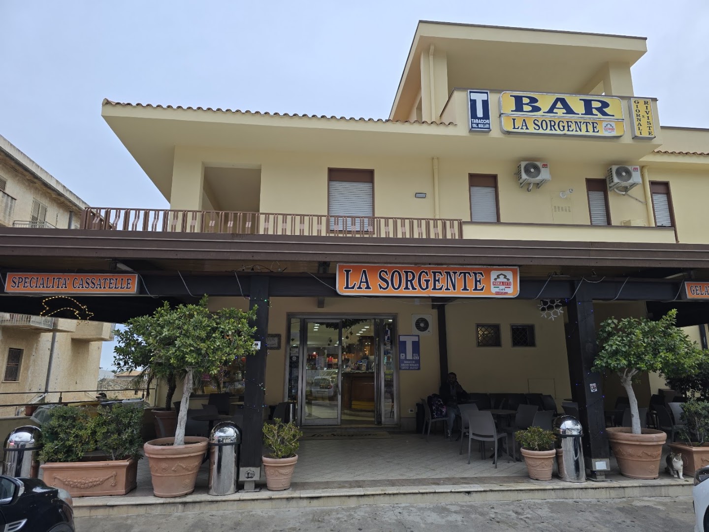 Bar La Sorgente, Specialità Cassatelle di Ricotta & Dolci Siciliani.