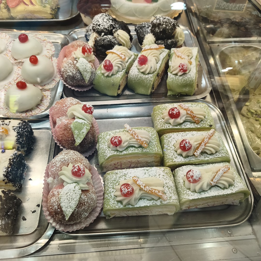 Bar La Sorgente, Specialità Cassatelle di Ricotta & Dolci Siciliani.