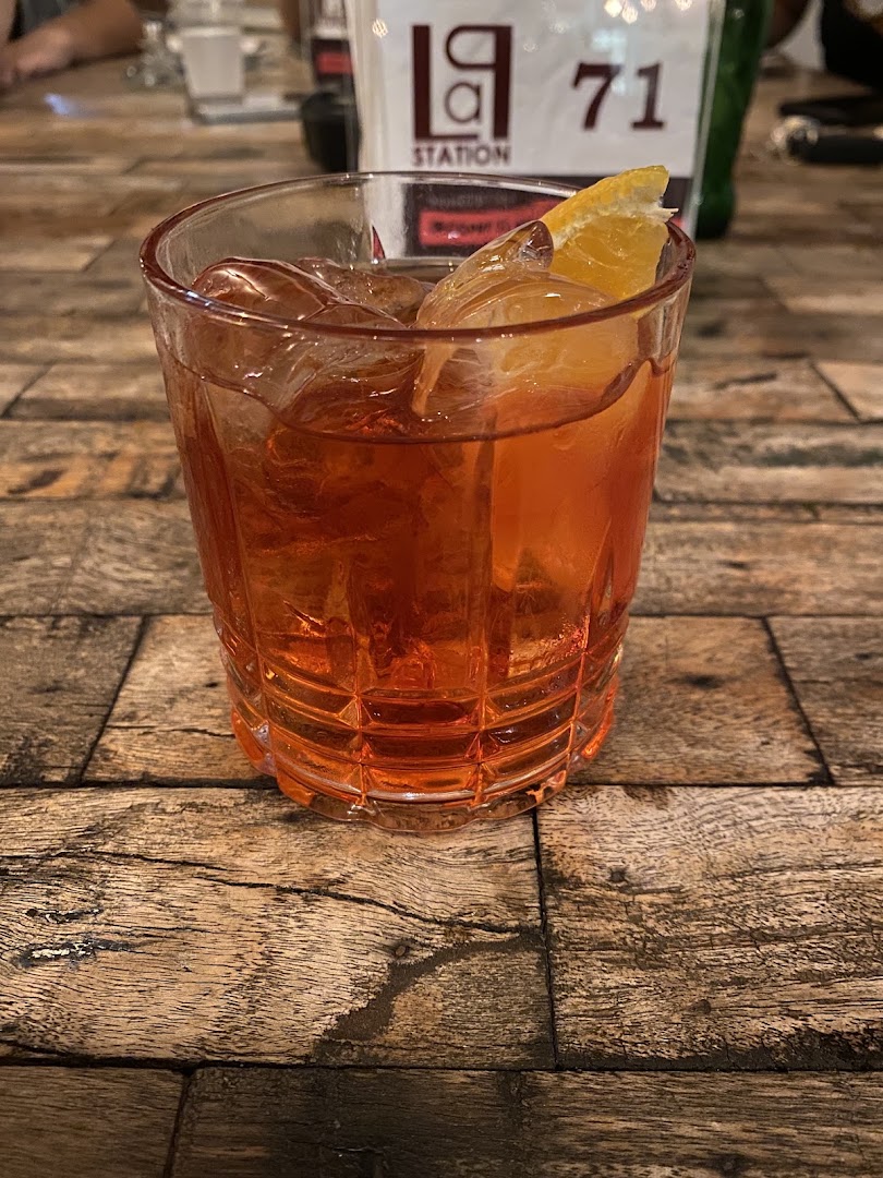 Bar "Lap Station"