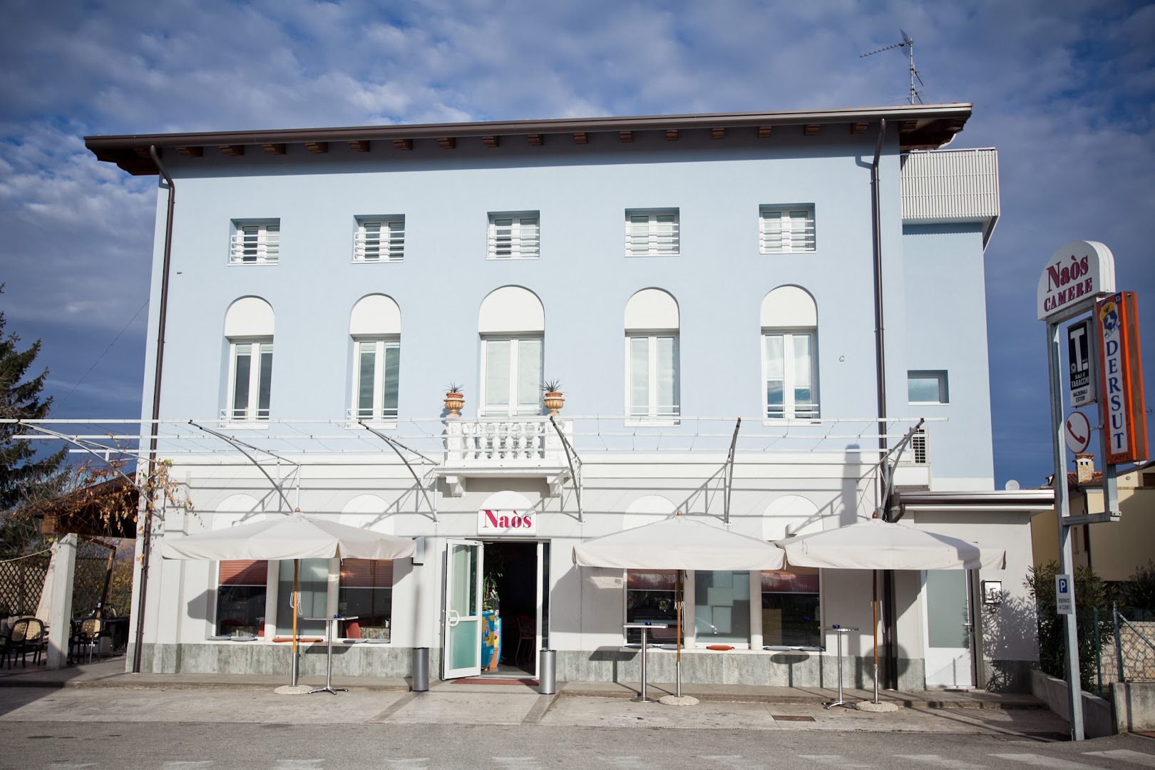Bar Naos