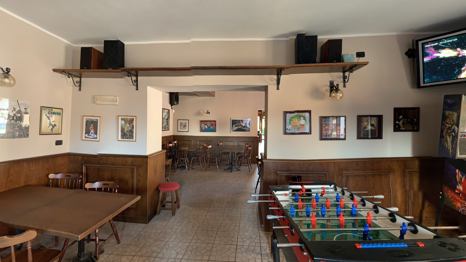Bar Silvio, Mantello