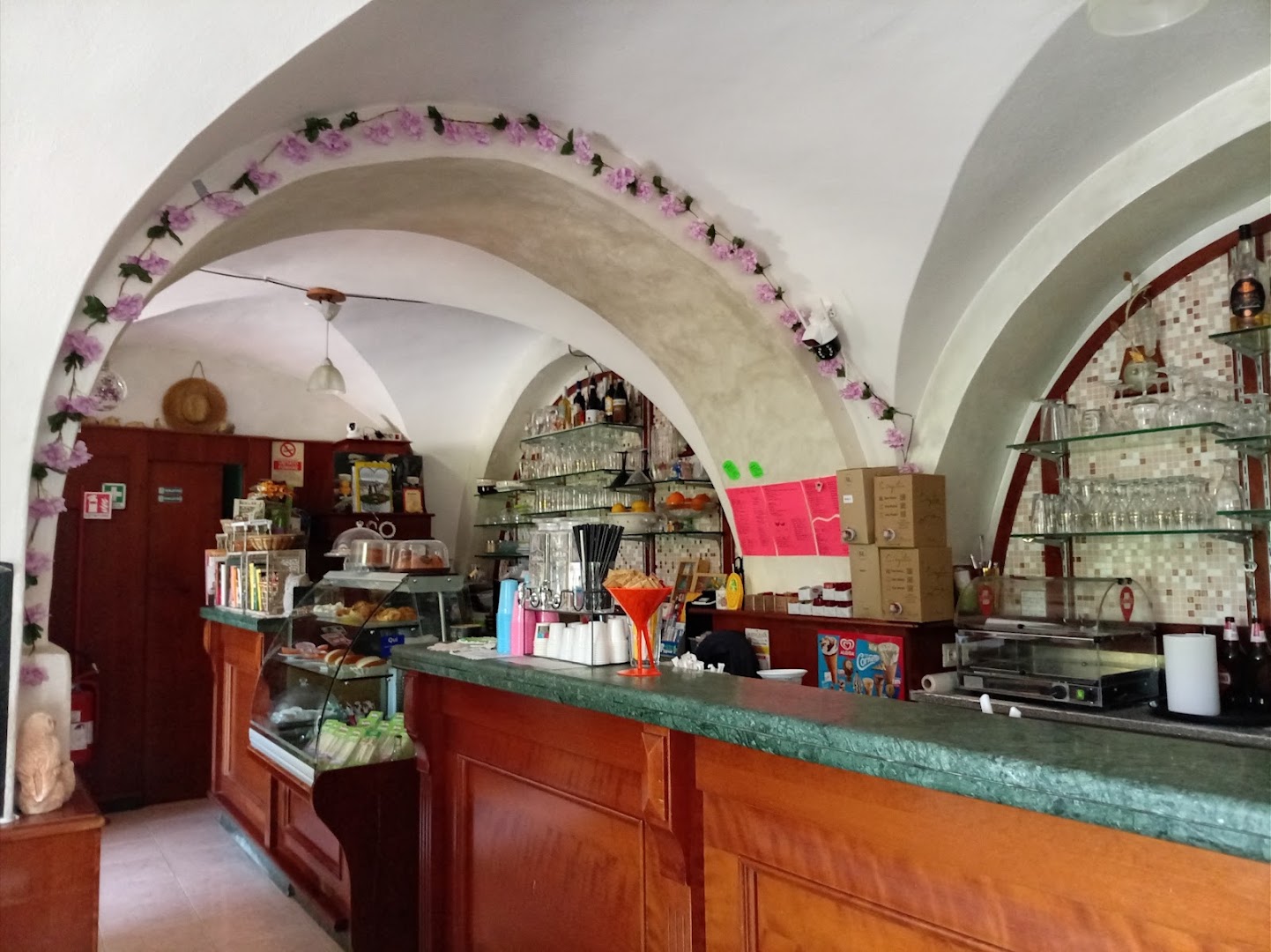 Bar sotto le mura, via largo Umberto l, n 6, 65020 Cugnoli, Pescara Italy, Cugnoli