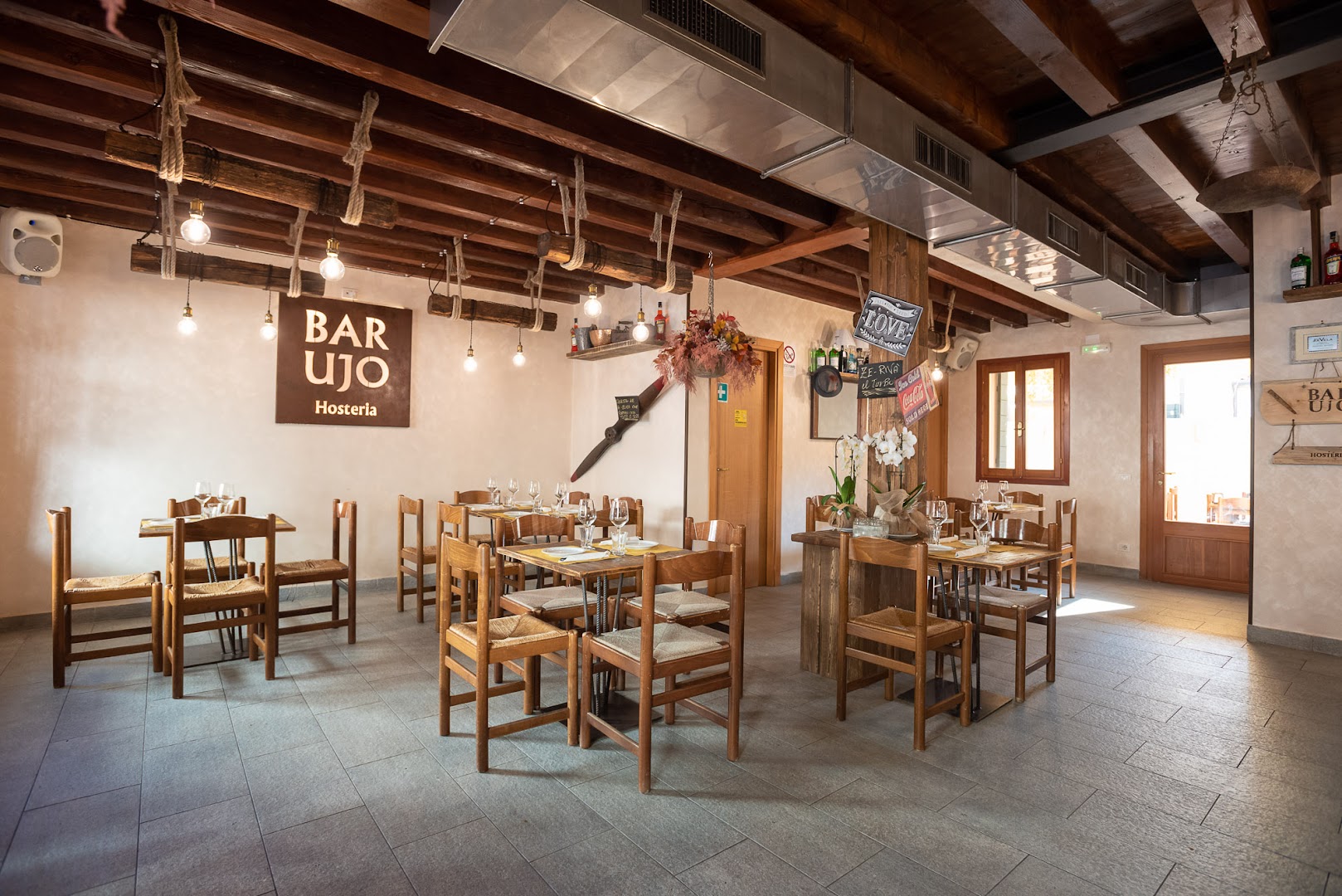 Barujo Hosteria, Mirano