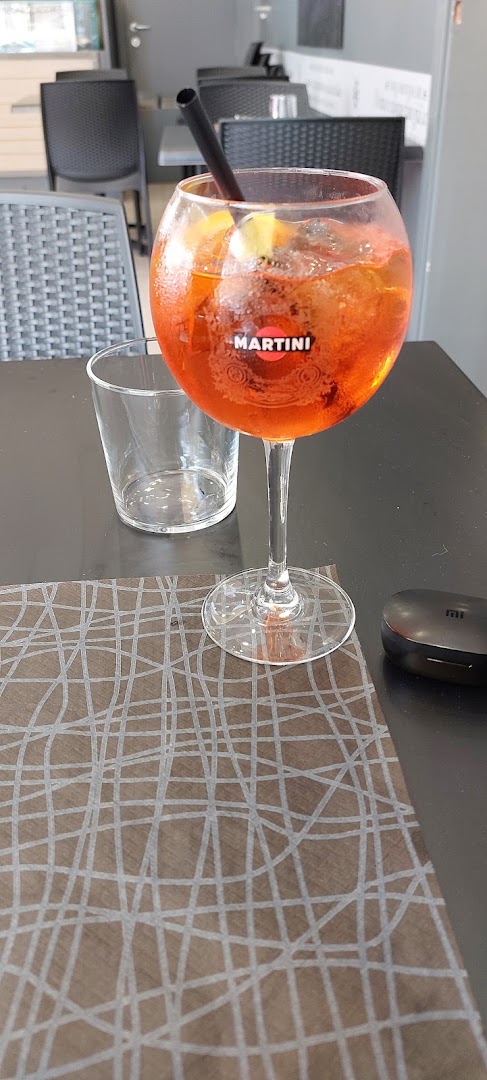 Basil Lounge Bar con Cucina e Pizzeria