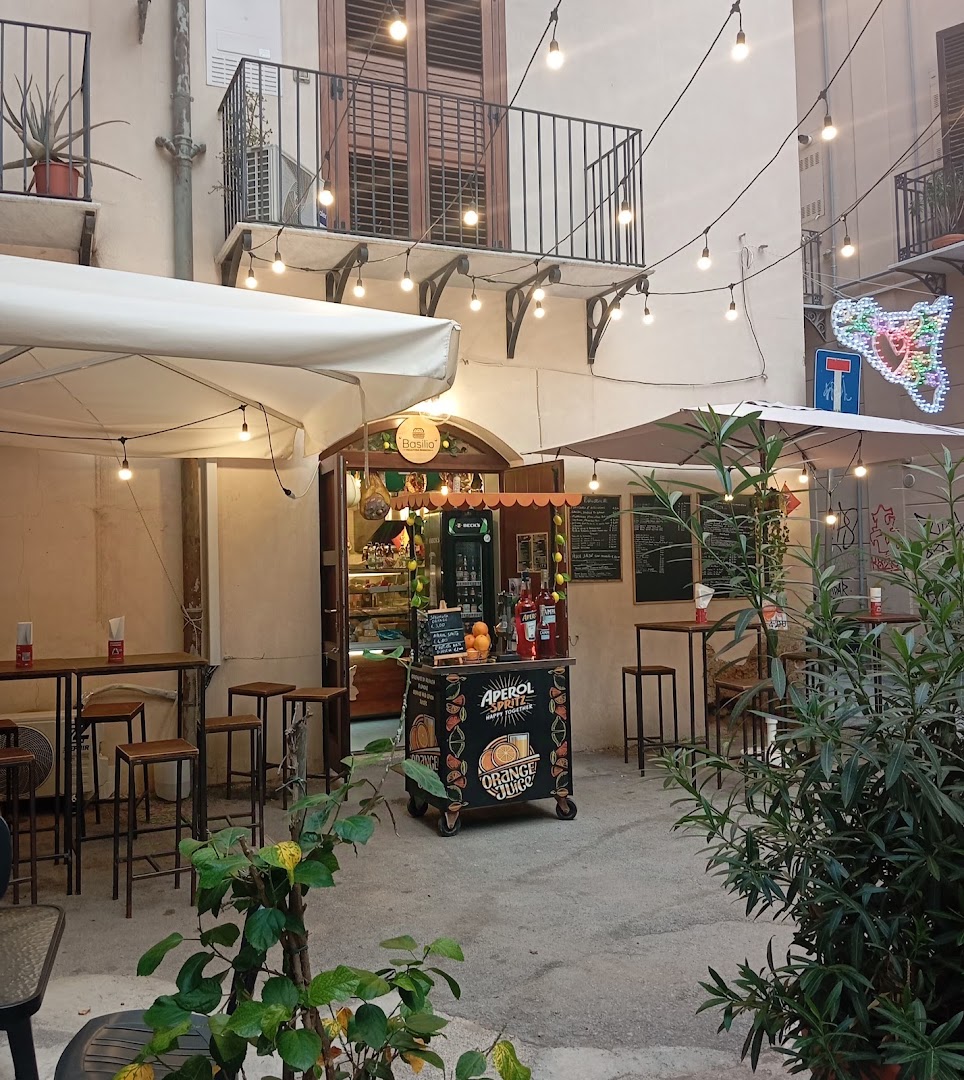Basilio FOOD & drinks (street food Experience) centro storico.