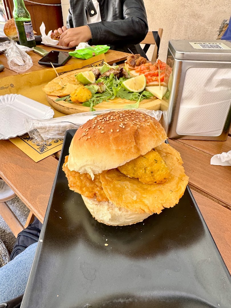 Basilio FOOD & drinks (street food Experience) centro storico.
