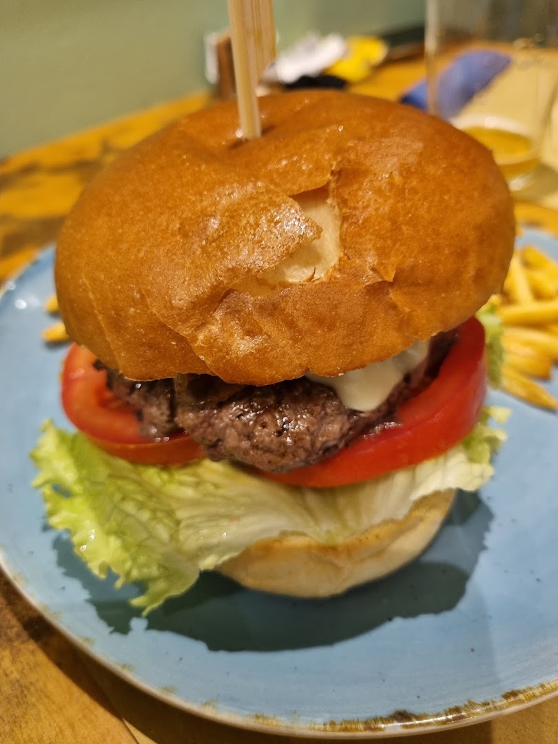 BIGGIE - Burger Bar & Cocktails