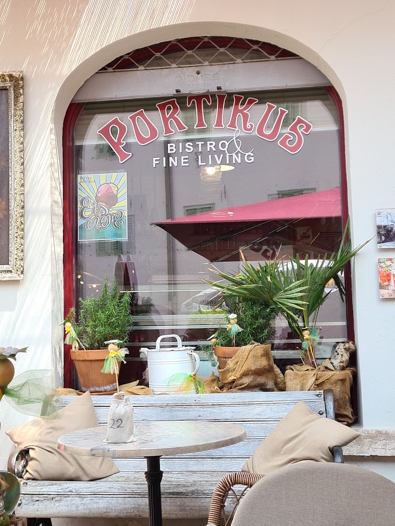 Bistro Portikus, Egna