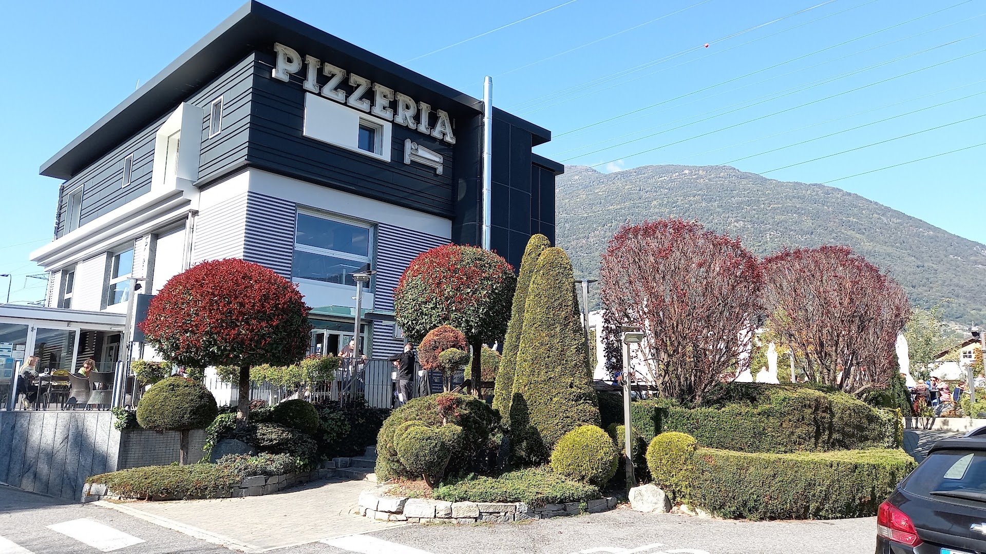Black And White Pizzeria
