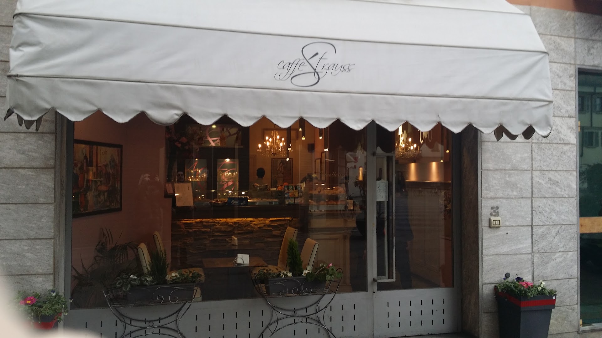 Caffè Strauss, Crema