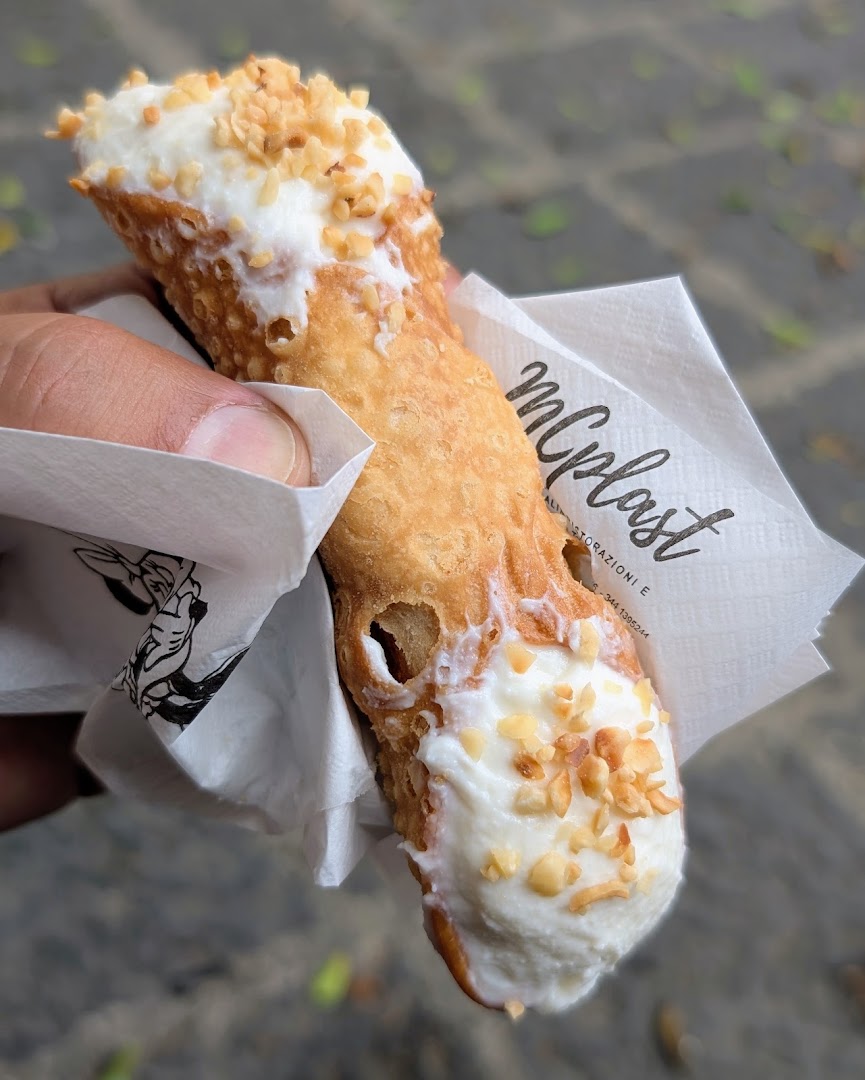 Cannoli siciliani. Pasticceria del Duomo