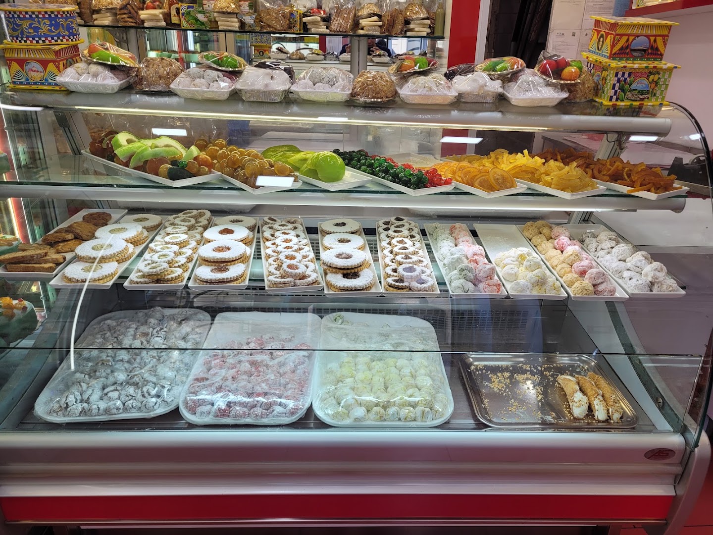 Cannoli siciliani. Pasticceria del Duomo