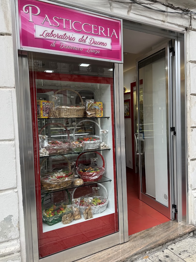 Cannoli siciliani. Pasticceria del Duomo