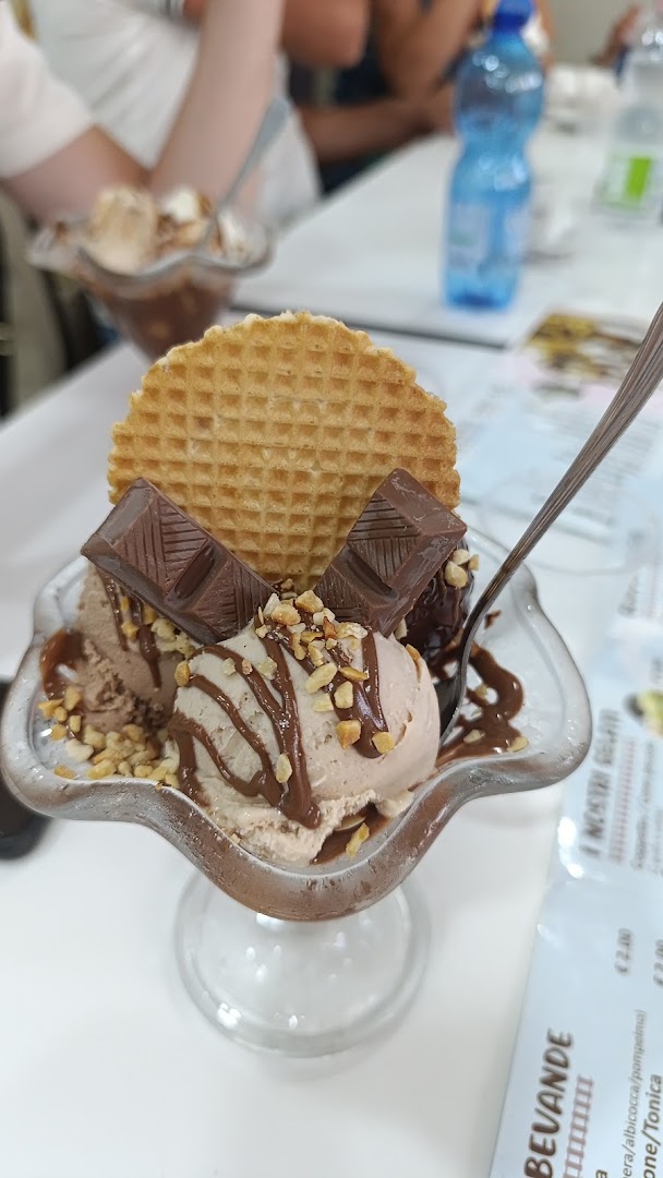 Capolinea Gelateria /yogurteria/bar