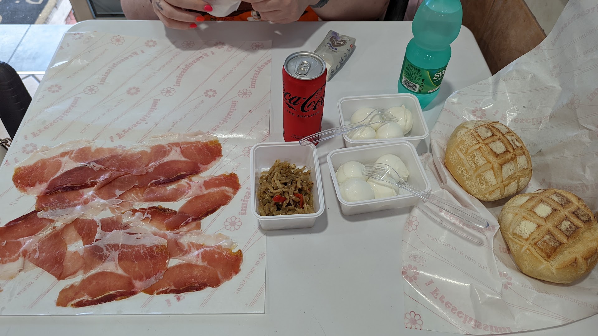 Caseificio Di Benedetto - Capaccio Paestum - Produzione Mozzarella di Bufala Fatta con 100% Solo Latte di Bufala