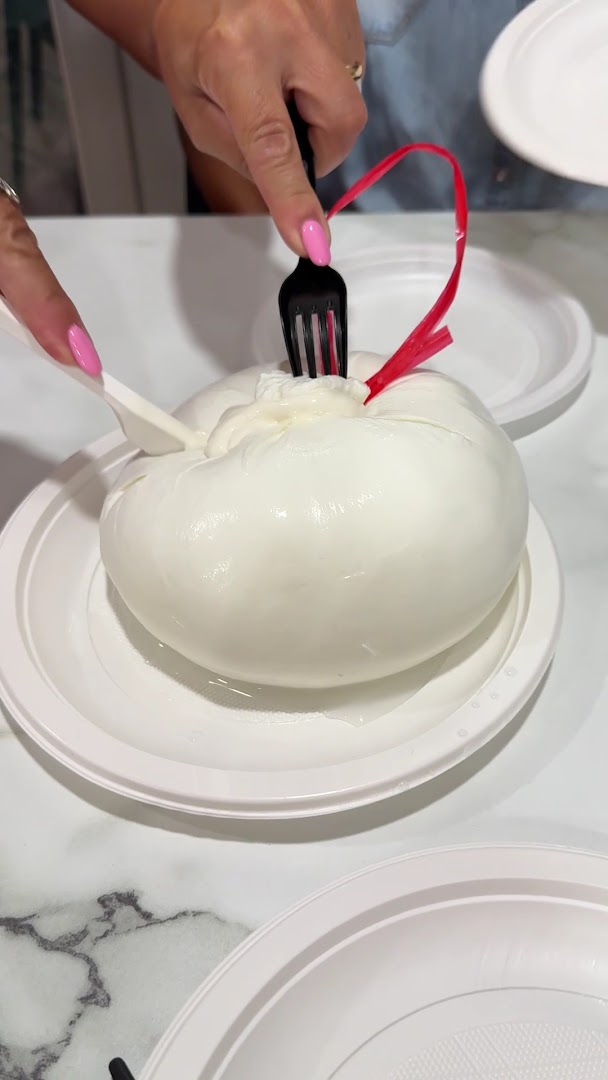 Caseificio Di Benedetto - Capaccio Paestum - Produzione Mozzarella di Bufala Fatta con 100% Solo Latte di Bufala