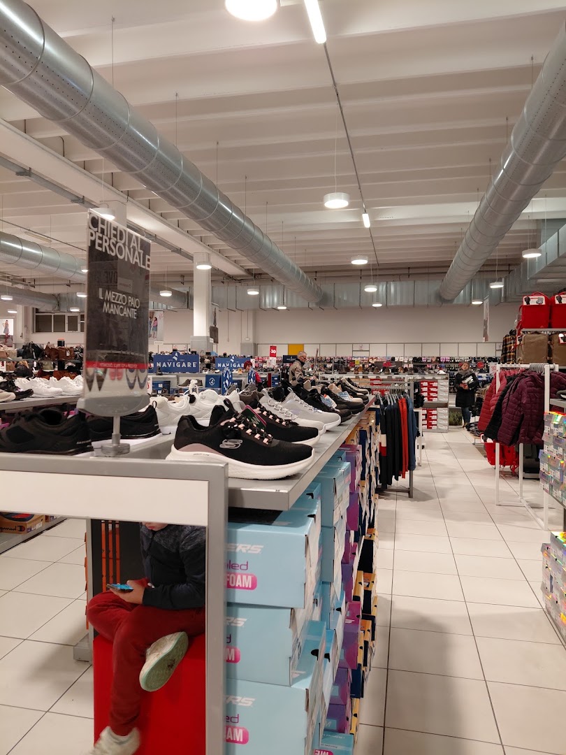 Castel Guelfo Plaza Retail Park - family shopping