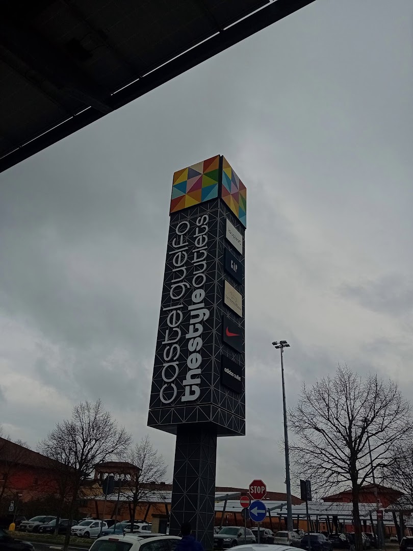 Castel Guelfo Plaza Retail Park - family shopping