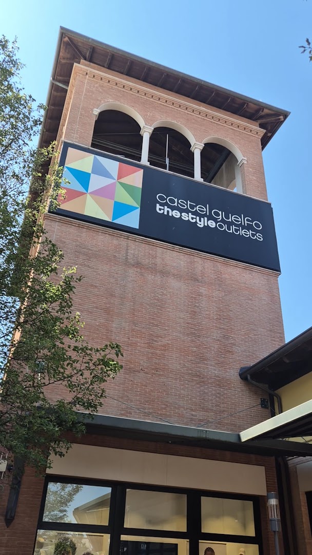 Castel Guelfo Plaza Retail Park - family shopping