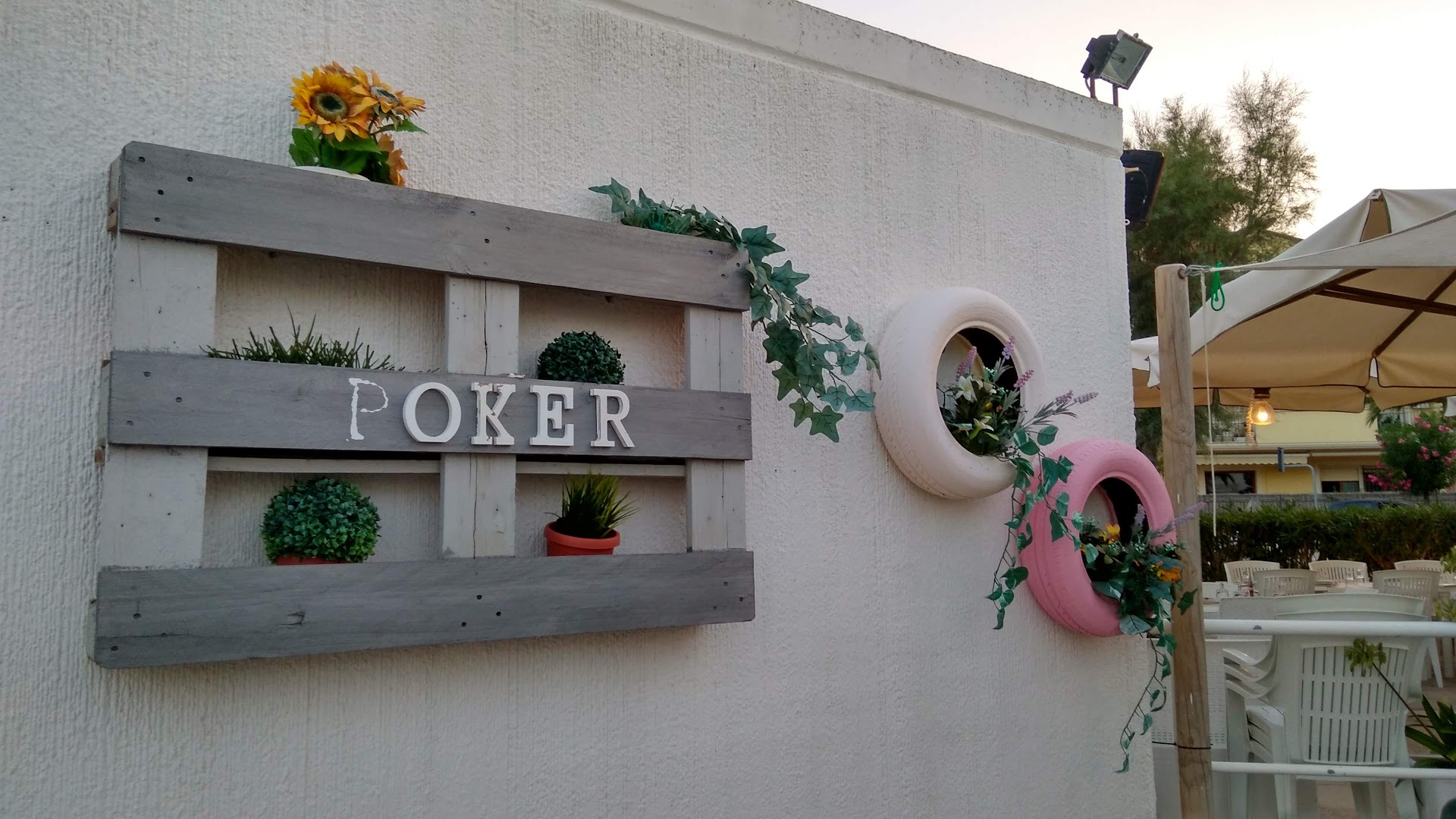 Chalet Poker