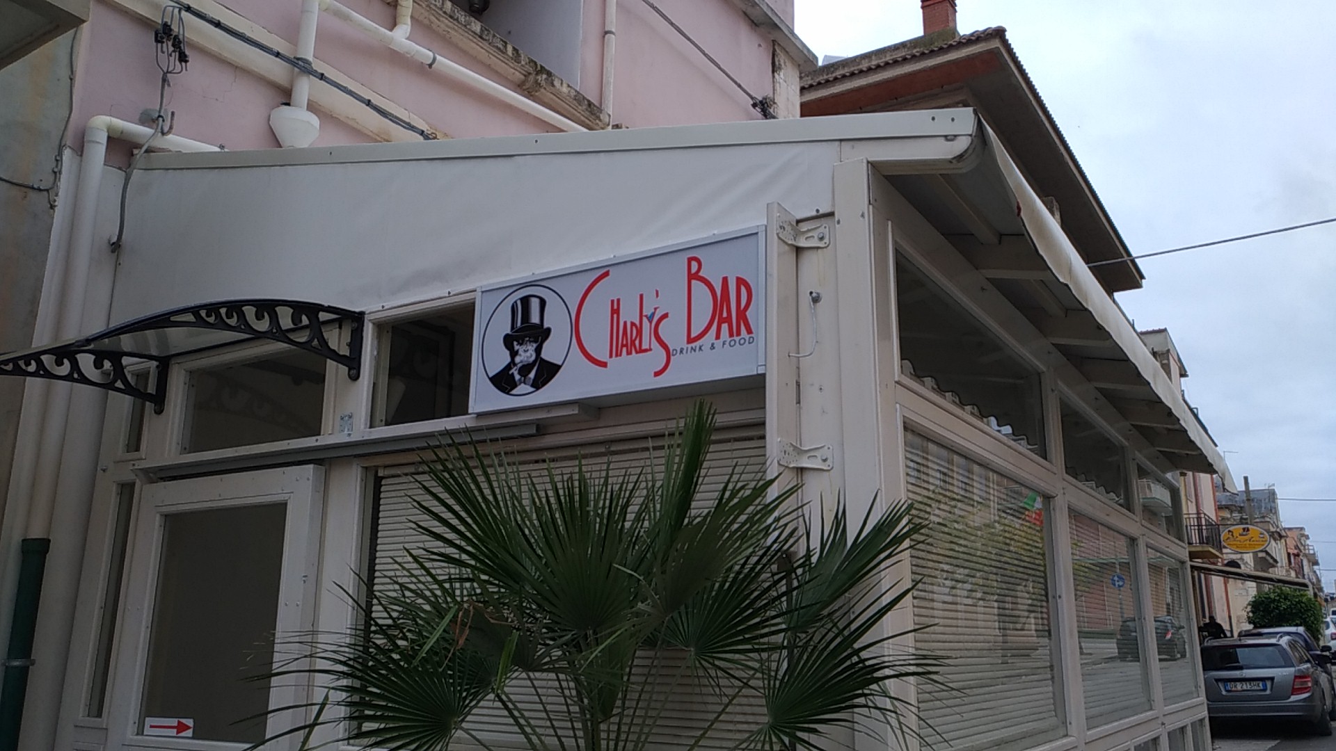charly's bar drink & food