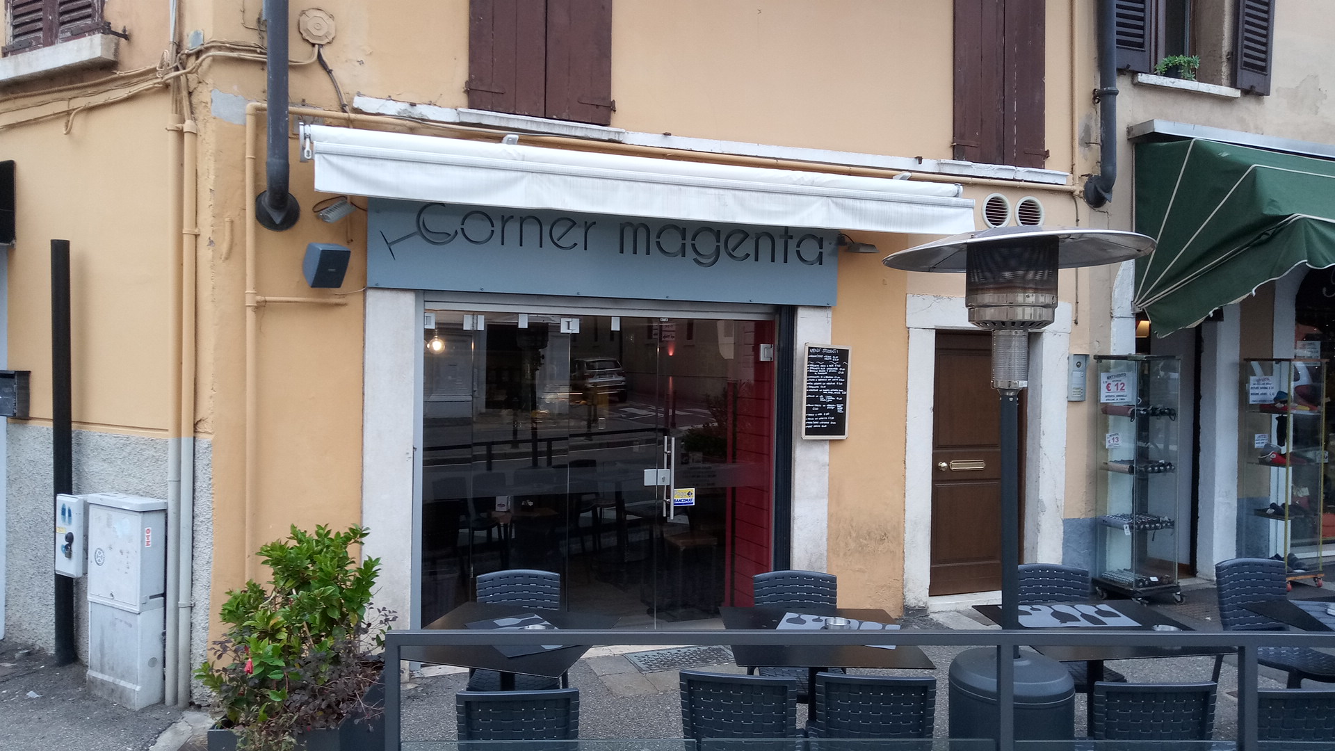 Cocktail Bar e Caffetteria Corner Magenta