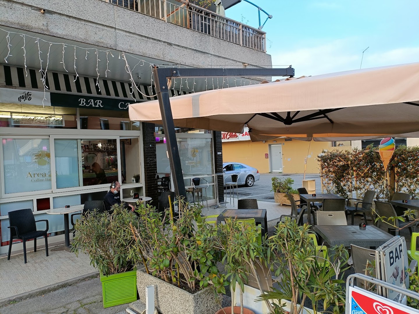 Coffee bar area 28