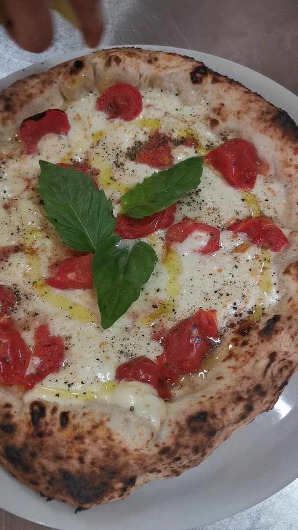 Con Gusto Risto Pizza